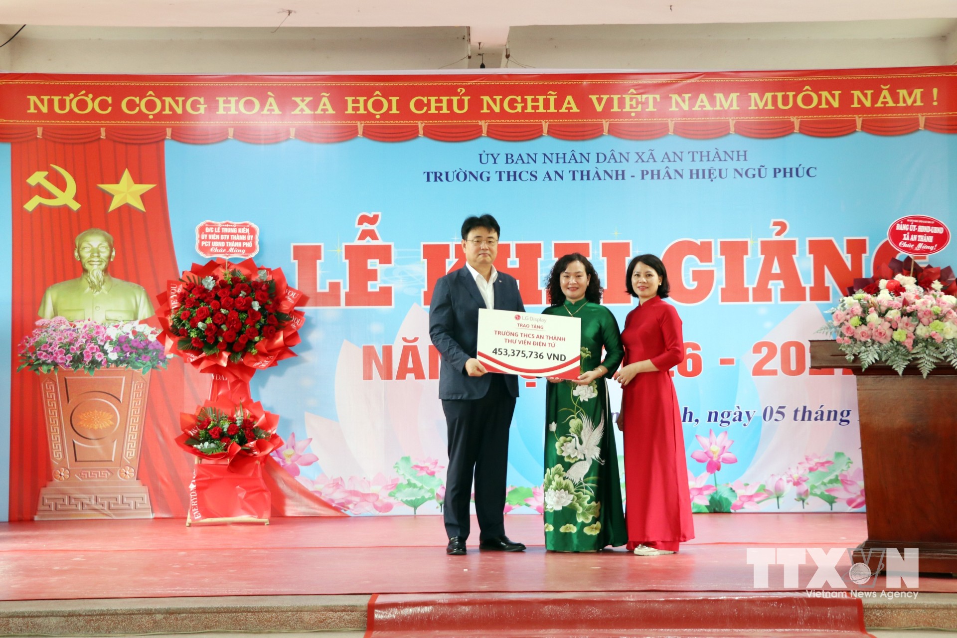 Ông Ha Jin Chul, Phó Tổng giám đốc Công ty TNHH LG Display Việt Nam Hải Phòng trao Thư viện điện tử cho Ban giám hiệu Trường THCS An Thành, xã An Thành. (Ảnh: Mạnh Tú/TTXVN)